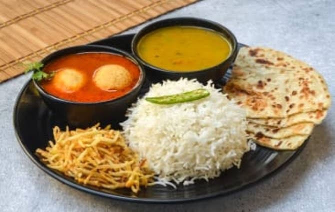 Non-Veg Thali (Rice, Chapati, Egg Curry)